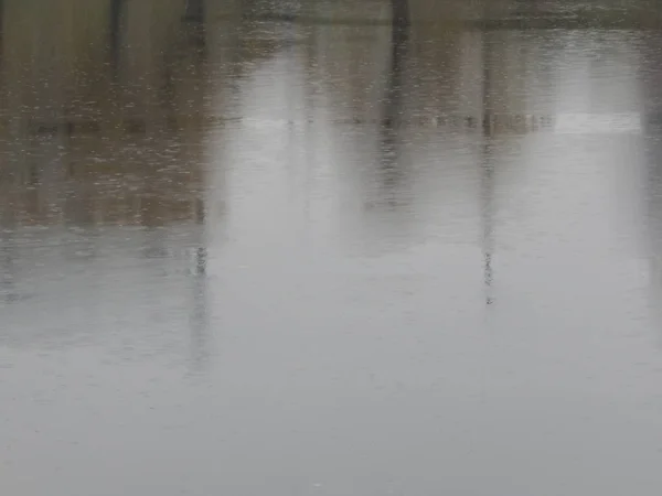 水的纹理在河里 表面在雨中 — 图库照片