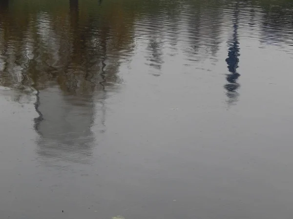 Υφή Του Νερού Ένα Ποτάμι Επιφάνεια Στη Βροχή Λεκέδες — Φωτογραφία Αρχείου