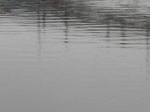 Tekstura Wody Rzece Powierzchni Deszczu Plamy — Zdjęcie stockowe