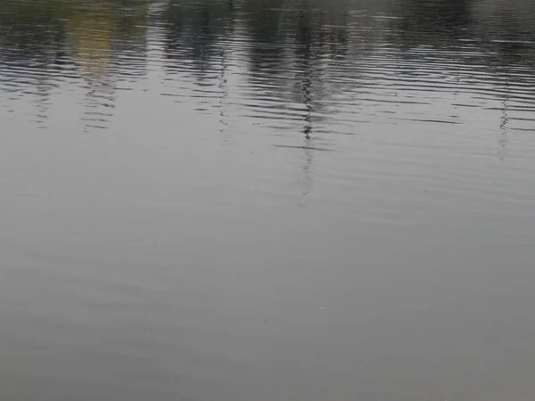 水的纹理在河里 表面在雨中 — 图库照片