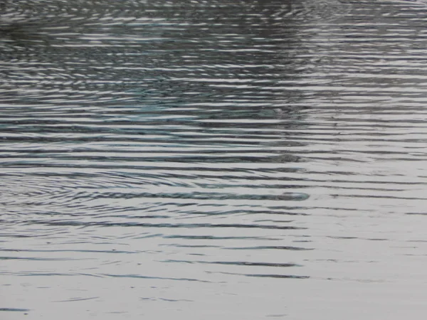 Textuur Van Water Een Rivier Oppervlak Regen Vlekken — Stockfoto