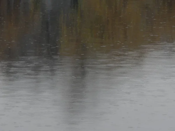 Tekstura Wody Rzece Powierzchni Deszczu Plamy — Zdjęcie stockowe