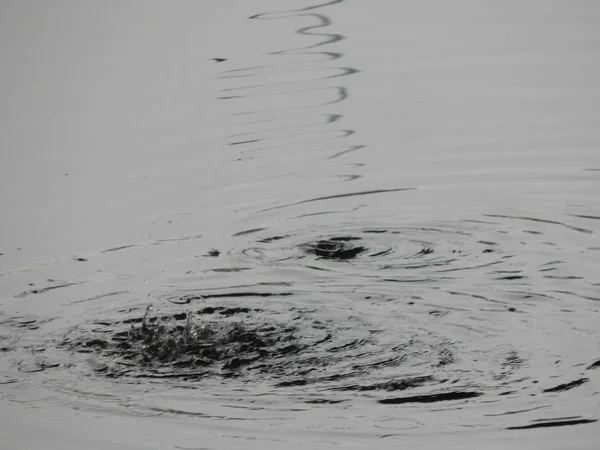 Υφή Του Νερού Ένα Ποτάμι Επιφάνεια Στη Βροχή Λεκέδες — Φωτογραφία Αρχείου