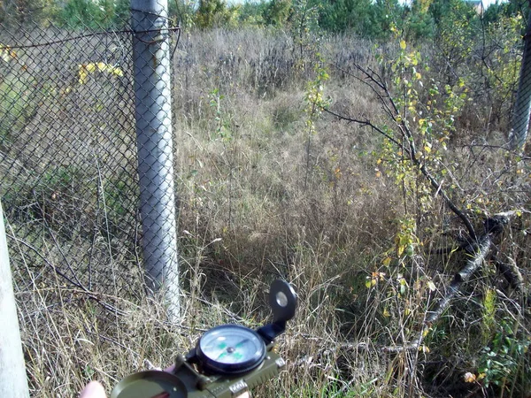 Boussole à la main sur le sol — Photo