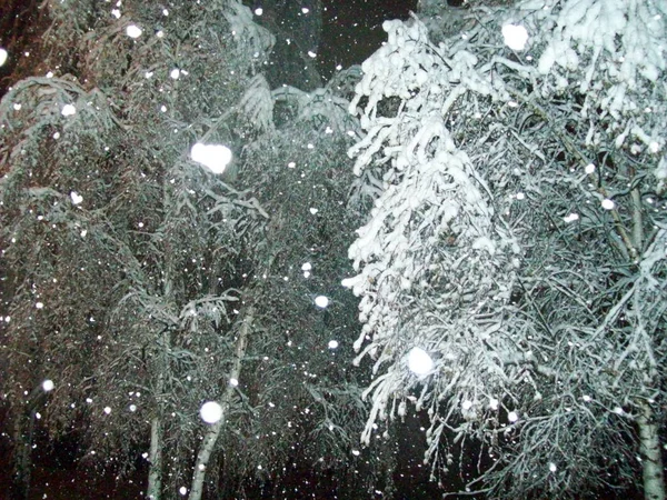 Neve invernale nella città di neve di sera — Foto Stock