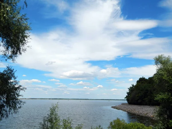 Panorama av floden beskådar av vattnet — Stockfoto