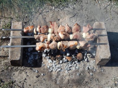 Şiş kebap fırında kömürlerin üzerinde