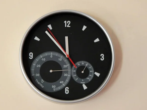 El reloj en la pared muestra la hora —  Fotos de Stock
