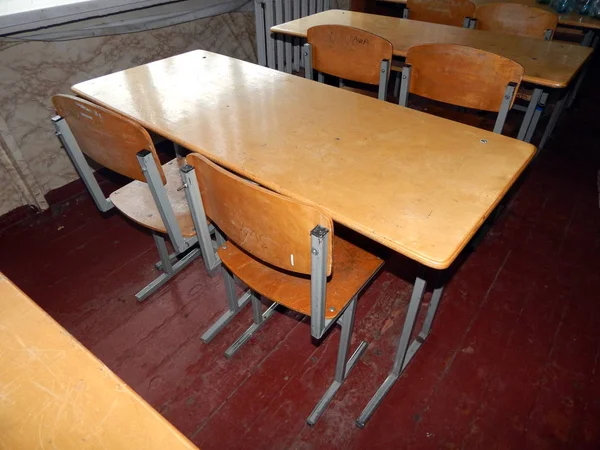 Sınıfta okul sıraları içinin