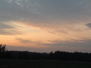 Alacakaranlıkta doğa orman ve alanları günbatımı