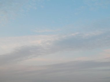 Alacakaranlıkta doğa orman ve alanları günbatımı