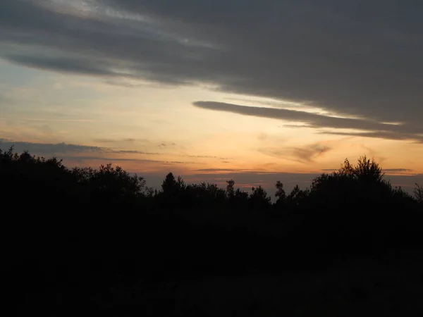 Sonnenuntergang Über Wald Und Feldern Der Abenddämmerung — Stockfoto