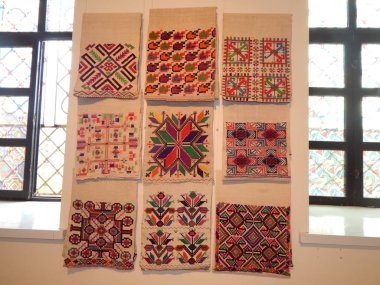 Ukrayna işlemeli retro kostüm modelleri Vyshyvanka