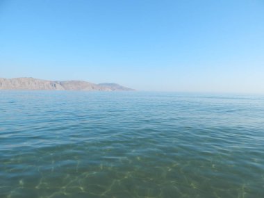 Yunanistan'ın Girit Adası dağlar ve deniz üzerinde seyahat