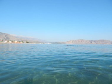 Yunanistan'ın Girit Adası dağlar ve deniz üzerinde seyahat