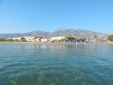 Yunanistan'ın Girit Adası dağlar ve deniz üzerinde seyahat