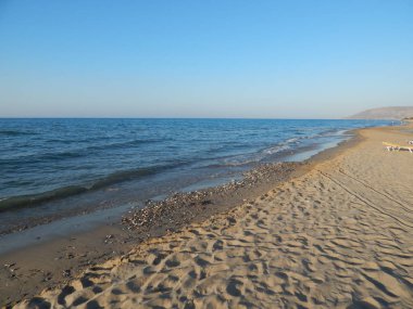 Yunanistan'ın Girit Adası dağlar ve deniz üzerinde seyahat
