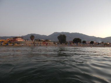 Yunanistan'ın Girit Adası dağlar ve deniz üzerinde seyahat