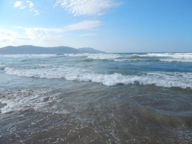 Yunanistan'ın Girit Adası dağlar ve deniz üzerinde seyahat