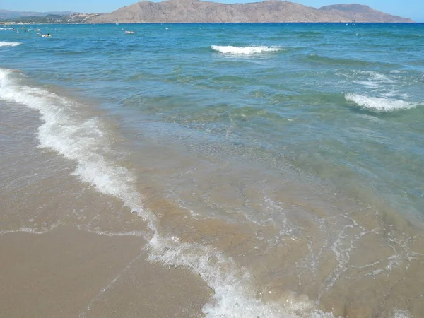 Yunanistan'ın Girit Adası dağlar ve deniz üzerinde seyahat