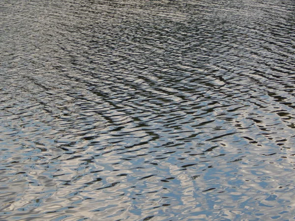 川の表面に水の波紋のテクスチャ — ストック写真