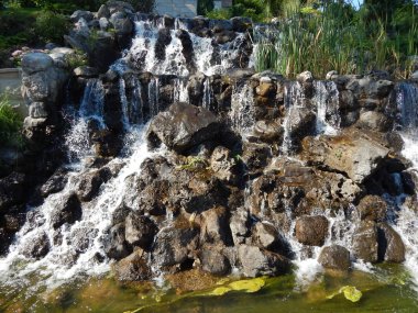 Bahçe ve su çeşmeleri şelale