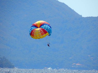 Denizin üzerinde paraşütle atlama parasailing