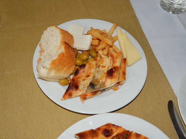 Bir restoranda yemek Türk mutfağı