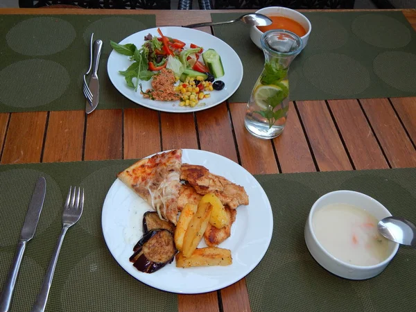 Bir restoranda yemek Türk mutfağı