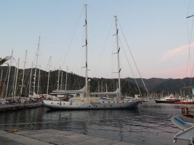 Türkiye'de tatil beldesi Ege Denizi üzerinde Marmaris yat marina