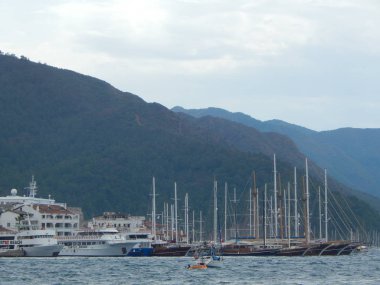 Türkiye'de tatil beldesi Ege Denizi üzerinde Marmaris yat marina