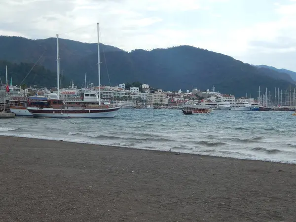 Türkiye'de tatil beldesi Ege Denizi üzerinde Marmaris yat marina