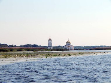 Dinyeper Nehri 'ndeki Rzhishchev' deki kilisenin mimarisi.