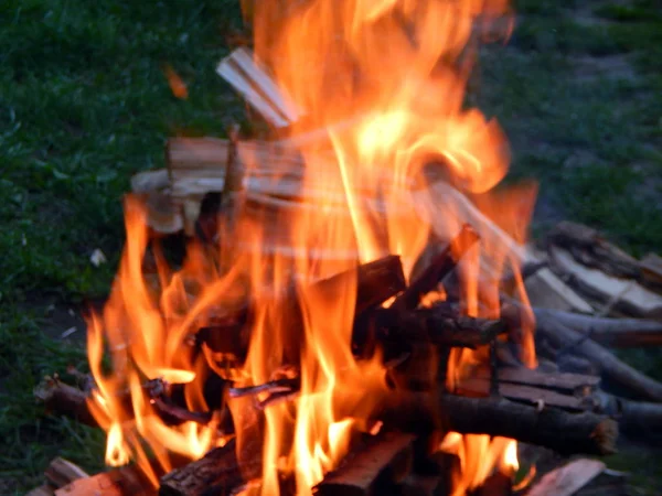 Ateş, ateş yanan odun