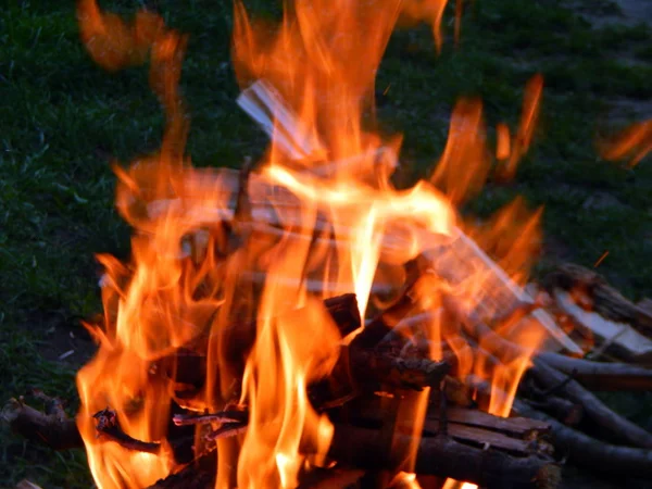 Ateş, ateş yanan odun