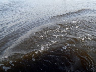 Panorama ve nehrin bir teknede manzara