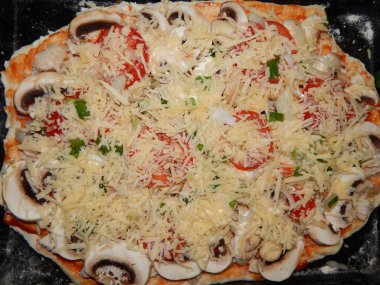 Ev yapımı İtalyan pizza fırın hazırlanması