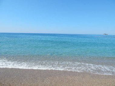 Karadağ, Adriyatik Denizi ve manzaralar boyunca sahil ve su dokusu seyahat ediyor