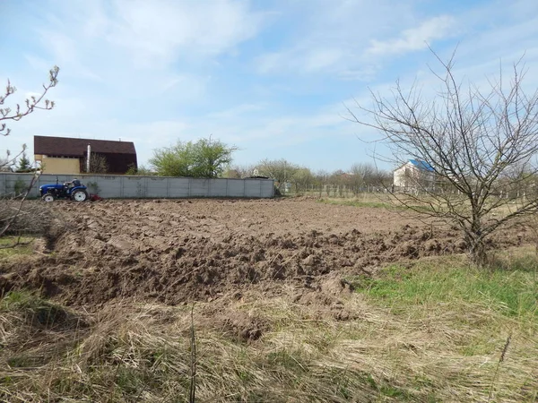 Traktor Pflügt Das Land — Stockfoto