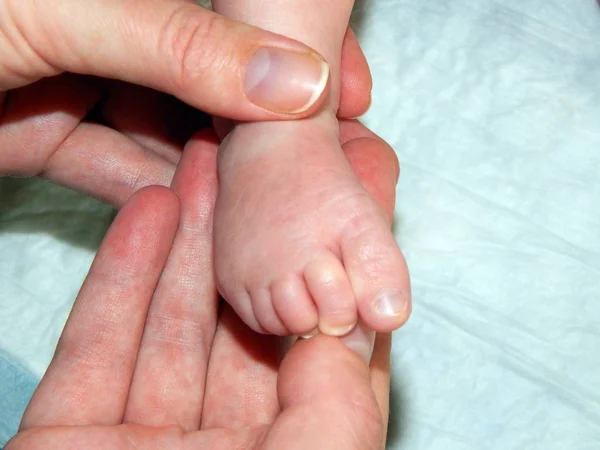 Mano Della Mamma Tiene Piede Bambino — Foto Stock