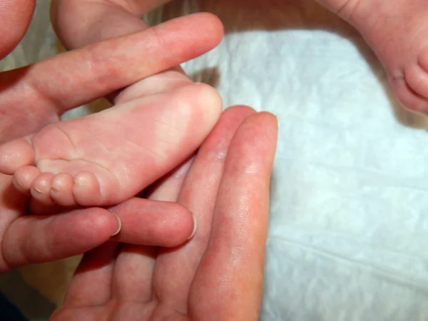 Mano Del Genitore Tiene Piede Del Bambino — Foto Stock