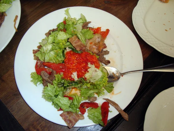 Comer en un restaurante en una presentación de banquete — Foto de Stock