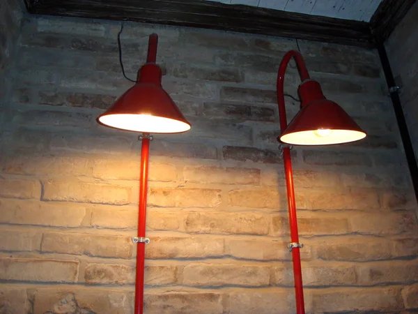 Kırmızı lambalar endüstriyel tasarım iç mekanda — Stok fotoğraf