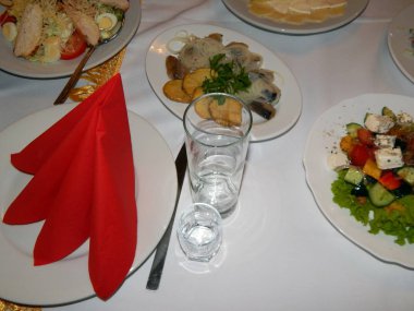 Restoranda bir yemek tablosunun hizmet