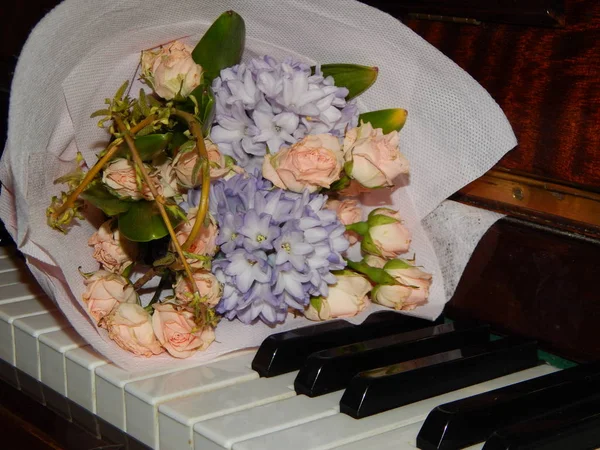 Piano Chaves Flores Design — Fotografia de Stock