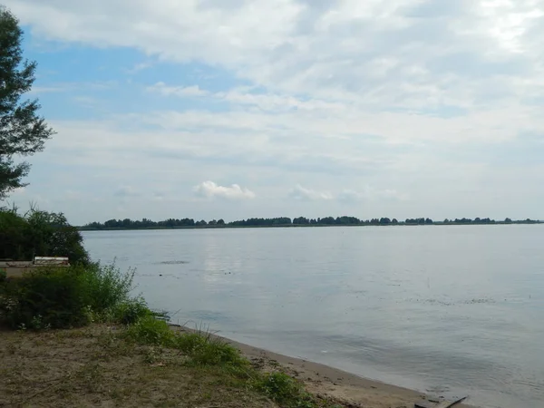 Panorama z widokiem na rzekę z plaży — Zdjęcie stockowe