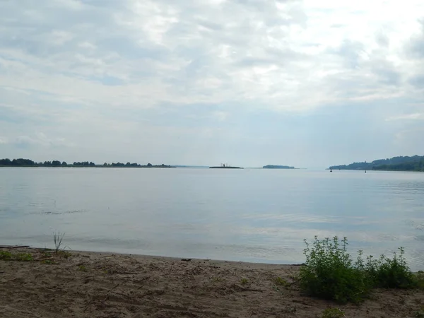 Panorama de la vue sur la rivière depuis la plage — Photo