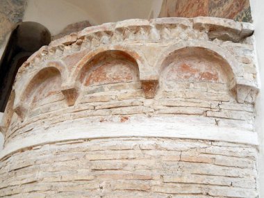 Doğal taş malzeme ve tuğla örülü duvarların doku