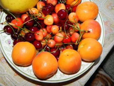 Natürmort meyve çeşitli kompozisyonlarda, kiraz