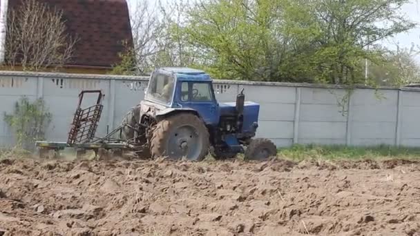 Een Tractor Ploegt Een Veld Een Tuin Perceel Het Dorp — Stockvideo